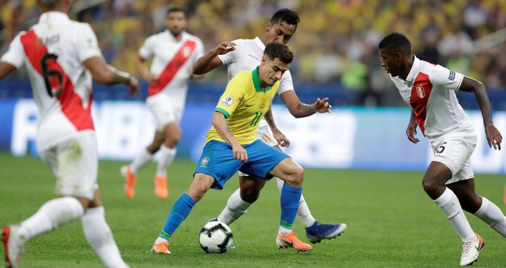 Philippe Coutinho con Brasil jugando contra Perú / EFE