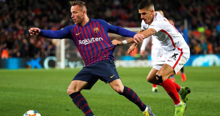 Arthur supera a André Silva en el Barça-Sevilla del pasado 30 de enero en el Camp Nou / EFE