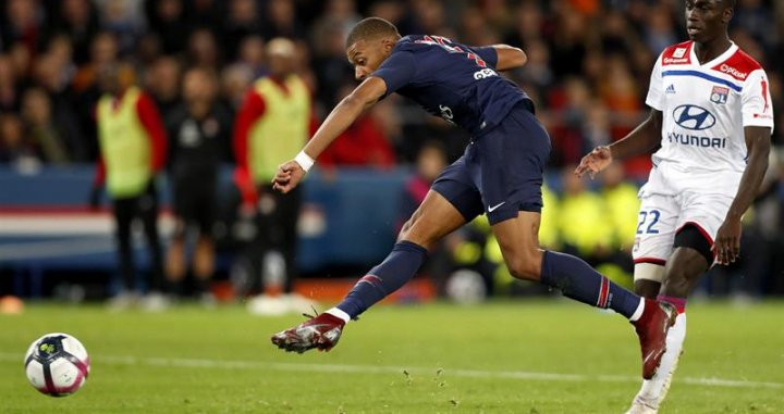 El delantero del PSG, Kylian Mbappé, anota uno de sus goles ante el Lyon / EFE