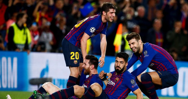 Una foto de Leo Messi junto a sus compañeros celebrando su gol ante el Liverpool / EFE
