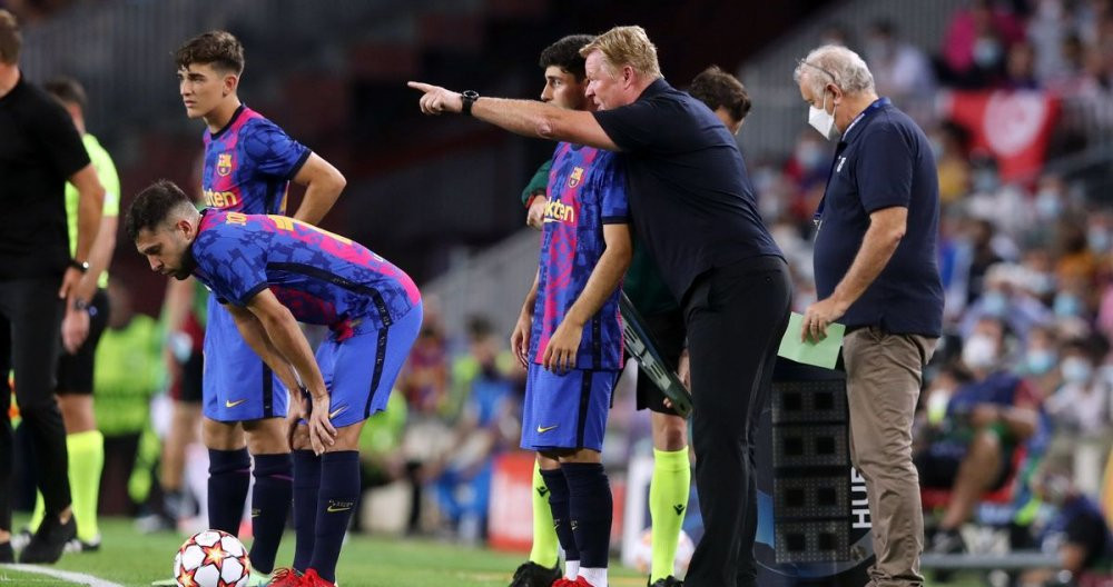 Koeman dando entrada a Demir y a Gavi contra el Bayern / FC Barcelona