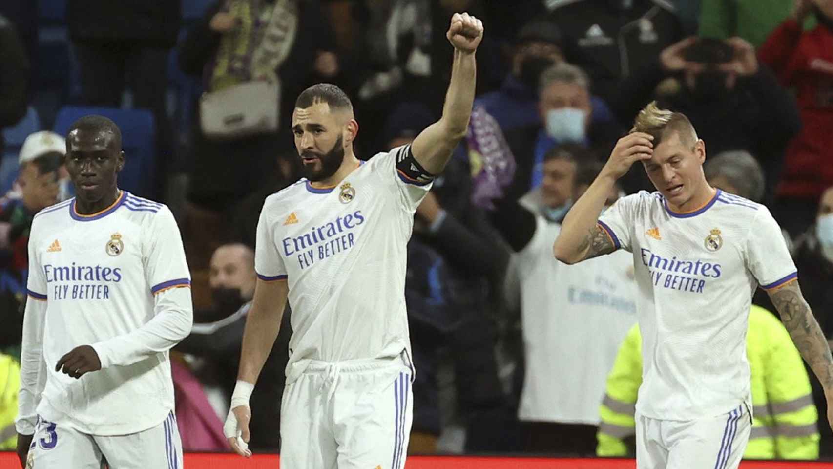 El Real Madrid vuelve a imponerse en el área rival / EFE