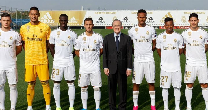 Florentino Pérez, junto a los fichajes del Real Madrid en 2019 | RM