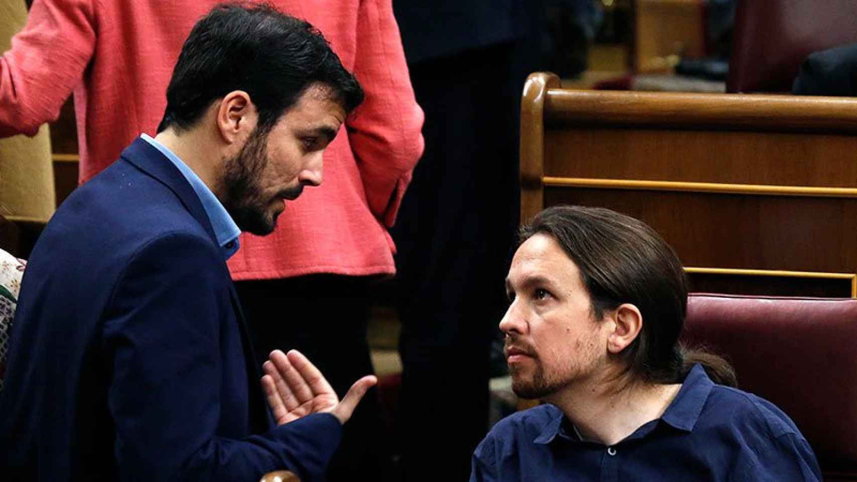 Alberto Garzón y Pablo Iglesias conversan en el Congreso de los Diputados.