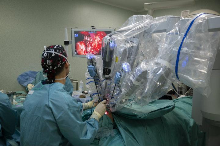 Un paciente operado con el robot Da Vinci en el Hospital Quirónsalud Barcelona