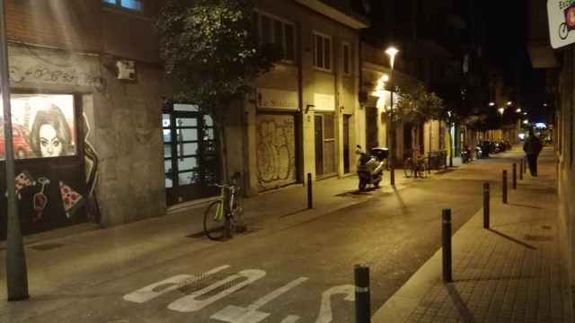 Establecimientos cerrados en la calle Topazi del barrio de Gràcia de Barcelona / CG