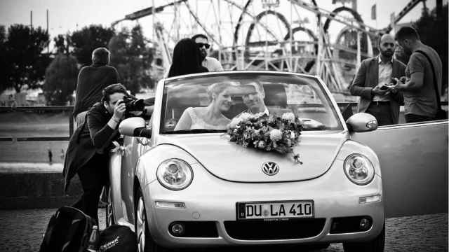 Un fotógrafo profesional de boda consigue imágenes originales de unos novios