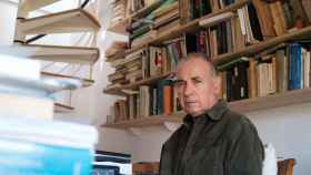 El filósofo Víctor Gómez Pin en su casa de Barcelona / LENA PRIETO