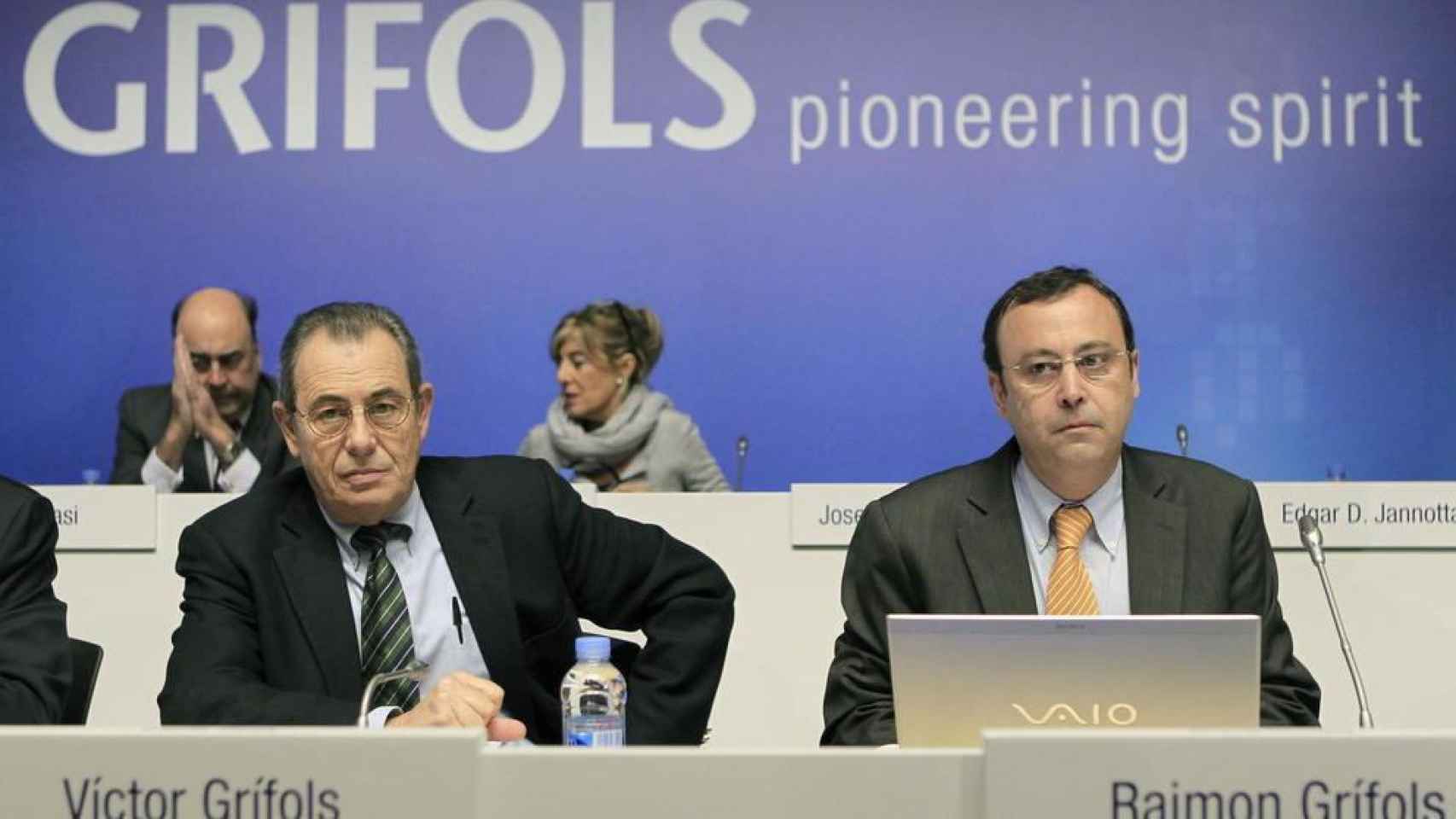 El presidente de Grifols, Víctor Grífols, y el consejero delegado, Raimon Grífols, en una imagen de archivo / CG