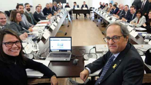 Laura Foraster, directora del Diplocat (i), junto al expresident Quim Torra (d) en una reunión de este órgano dedicado a internacionalizar el 'procés' / DIPLOCAT