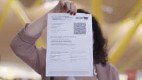 Una mujer muestra el certificado COVID Digital de la Unión Europea / EUROPA PRESS