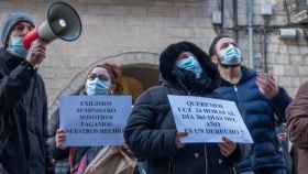 Protesta contra los cortes de luz en tres barrios de Girona ante el Ayuntamiento