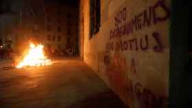 Una hoguera en la plaza Sant Miquel de Barcelona durante los disturbios tras una manifestación prookupa / EFE