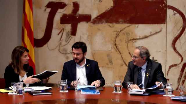 La consejera de la Generalitat Meritxell Budó, junto al vicepresidente Pere Aragonès y el presidente Quim Torra / EFE
