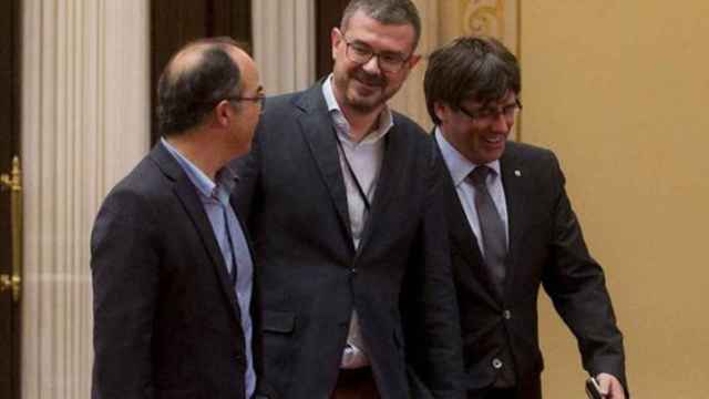 El director general de comunicación de la Generalitat, Jaume Clotet, junto al expresidente Carles Puigdemont y exconsejero Jordi Turull / EFE