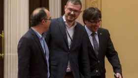 El director general de comunicación de la Generalitat, Jaume Clotet, junto al expresidente Carles Puigdemont y exconsejero Jordi Turull / EFE