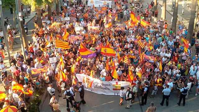 Concentración organizada por SCC contra la adhesión del Ayuntamiento de Castelldefels a la Associació de Municipis per la Independència gracias al apoyo del PSC