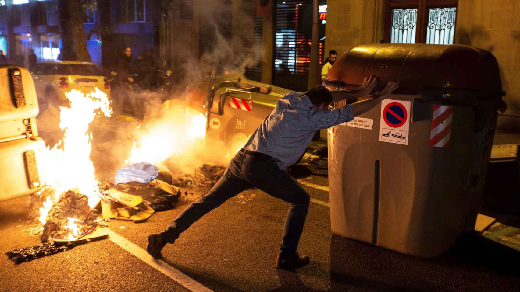 Un exaltado hace arder contenedores en la protesta convocada por los CDR / EFE