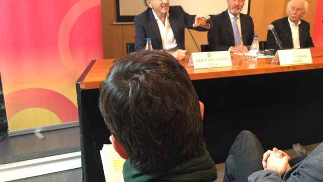 Henri Lévy, Josep Ramon Bosch y Albert Boadella, bajo la atenta mirada, en primer plano, de Manuel Valls /CG