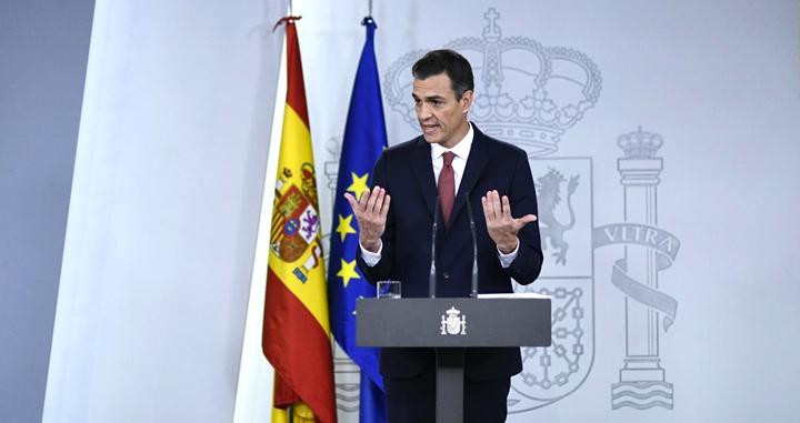 El presidente del Gobierno, Pedro Sánchez, durante una rueda de prensa en el Palacio de La Moncloa problemas de salario / EFE