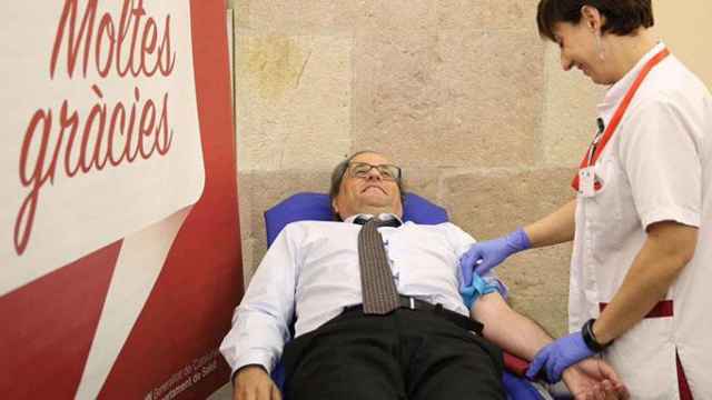 El presidente Quim Torra dona sangre en el Parlament / CG
