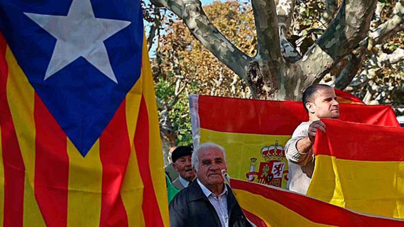 'Esteladas' y banderas de España durante una concentración a las puertas del Parlament con motivo de la aprobación de la resolución independentista con partidarios de una nación u otra. Política
