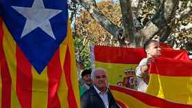 'Esteladas' y banderas de España durante una concentración a las puertas del Parlament con motivo de la aprobación de la resolución independentista con partidarios de una nación u otra. Política