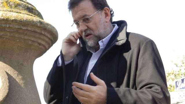 Mariano Rajoy hablando por teléfono en una imagen de archivo / EFE