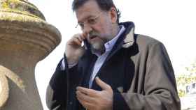 Mariano Rajoy hablando por teléfono en una imagen de archivo / EFE