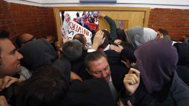 Empujones y golpes en la entrada del aula magna de la Facultad de Derecho de la Universidad Autónoma de Madrid / EFE