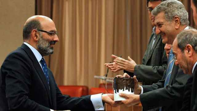 Fernando Abril Martorell, presidente de Indra, cuando recogió la distinción del Congreso a la memoria de su padre, que fue vicepresidente del Gobierno con Adolfo Suárez de presidente / EFE