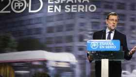 Rajoy, en su comparecencia en la sede nacional del PP, ante una imagen del Paseo de Gracia de Barcelona.