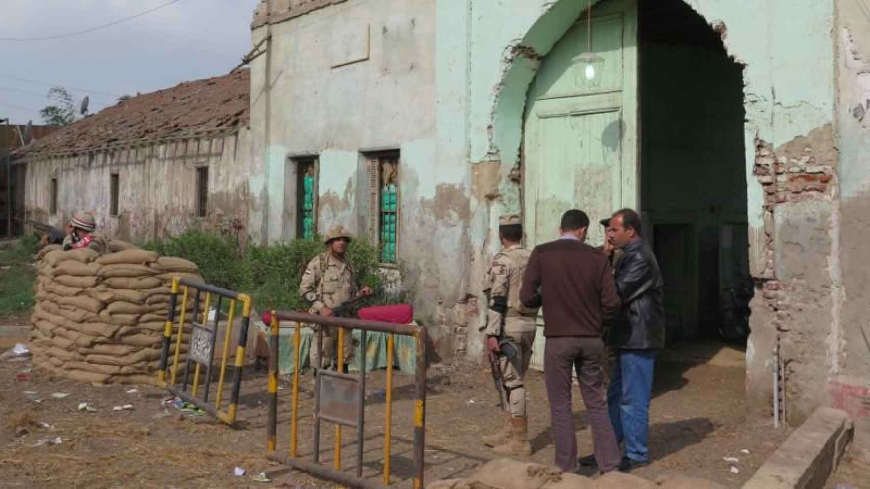 Militares apostados tras sacos terreros custodian un colegio electoral en Al Arish
