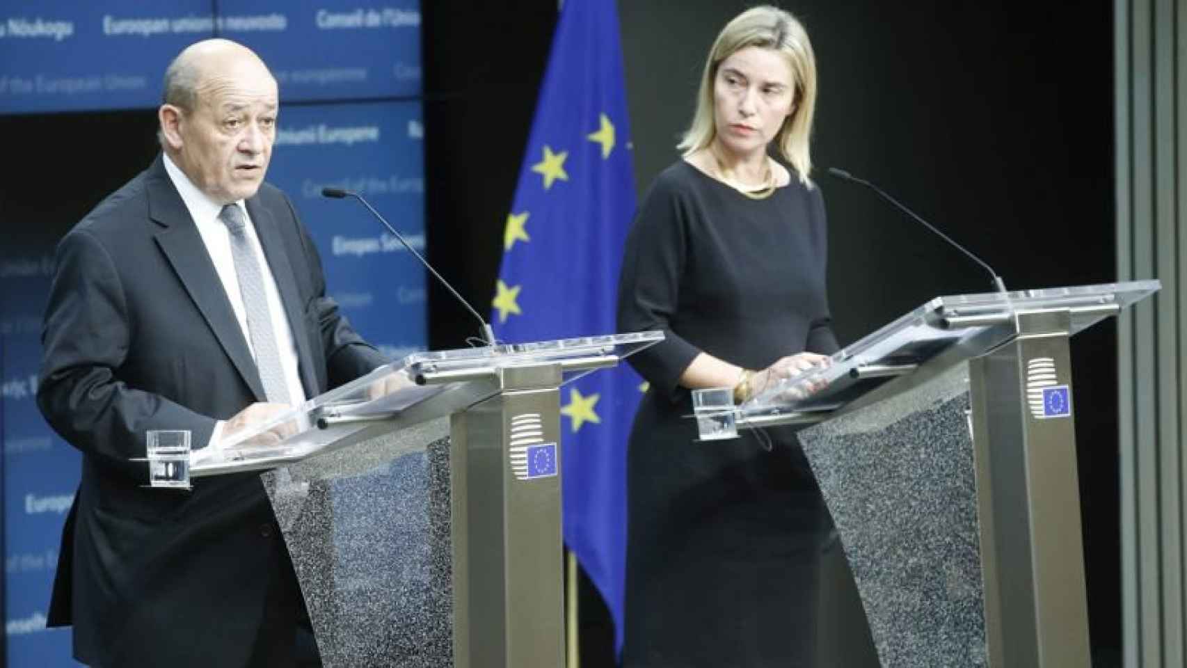 El ministro francés de Defensa, Jean Yves le Drian (izda), y la jefa de la diplomacia de la UE, Federica Mogherini.