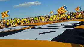 Pancartas desplegadas este domingo por la ANC en el Delta del Ebro