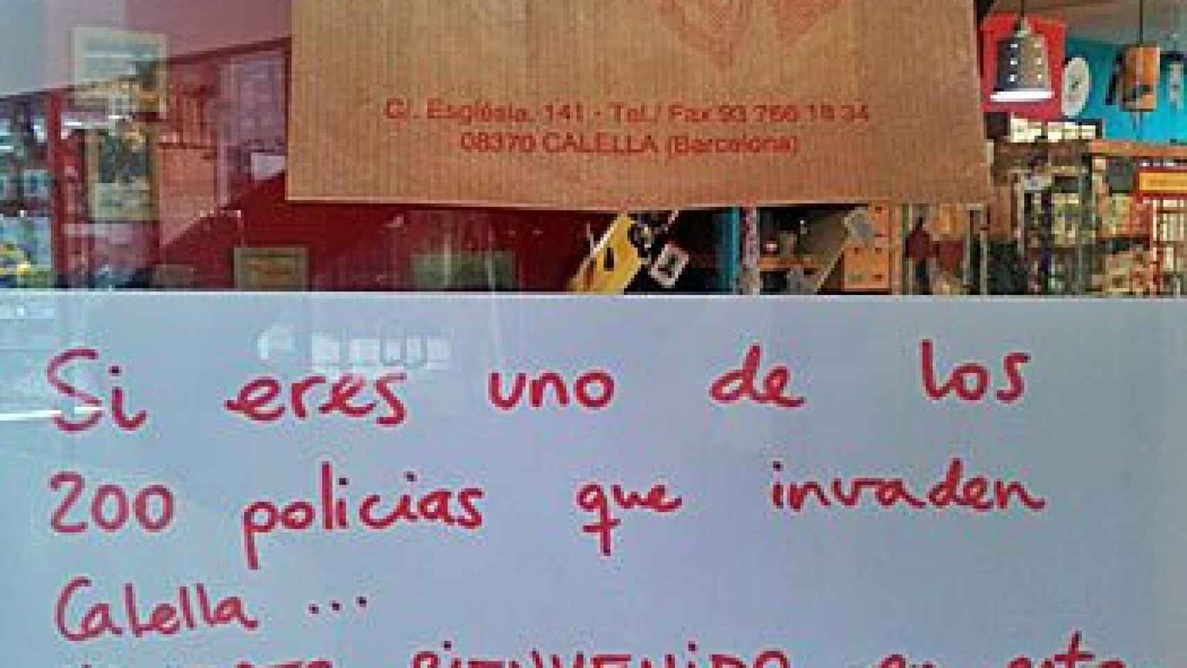 Cartel expuesto en el escaparate de una tienda de Calella, repudiando a los agentes de la Policía Nacional