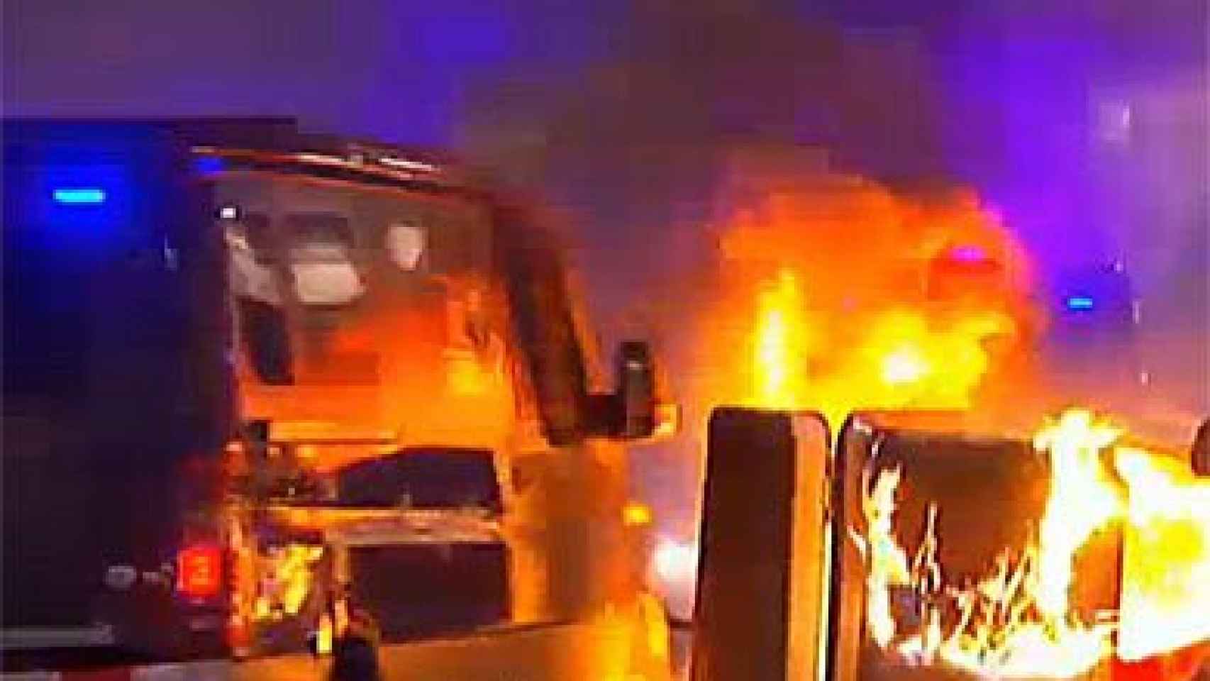 Contenedores quemados en Barcelona durante la manifestación 'Desobediencia 2014' / TV3