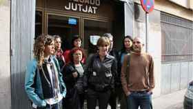 Camats, con militantes de ICV, ante los juzgados de Viladecans
