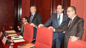 De izquierda a derecha, Prat, Martínez y Espadaler, acompañados de Celestino Corbahco, presidente de la Comisión de Interior del Parlamento autonómico