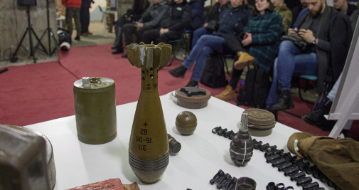 Reunión informativa a civiles en Kharkiv (Ucrania) para informarles sobre medidas de prevención contra las minas puestas por el Ejército ruso en el territorio. Se estima que un 30% del país puede tenerlas / EFE - EPA - SERGEY KOZLOV