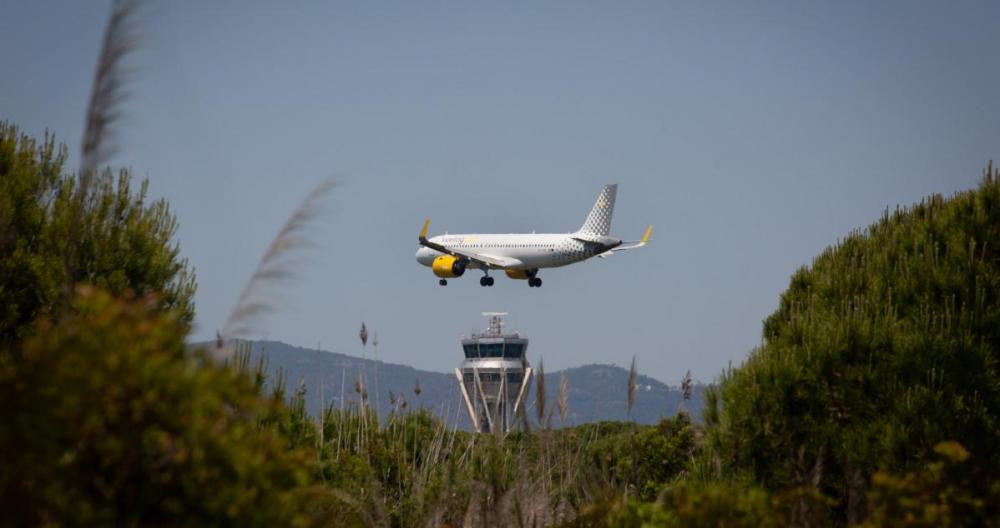 Un avión sobrevolando el aeropuerto de El Prat