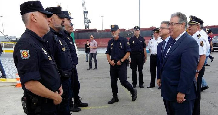 Agentes de las Unidades de Intervención Policial (UIP) con el exministro del Interior, Juan Ignacio Zoido (PP) / EFE