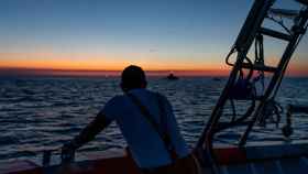 Uno de los marineros del barco pesquero salido del puerto L'Escala mira a otros barcos, poco antes de volver sin pescar / LUIS MIGUEL AÑÓN (CG)