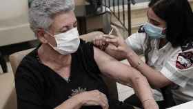 Una mujer recibe la tercera dosis de la vacuna contra el coronavirus / EP