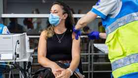 Una mujer vacunándose contra el Covid / EP