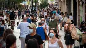Ciudadanos con mascarilla protectora en una calle de Barcelona / EP