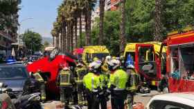 Imagen del vehículo volcado en el paseo de la Zona Franca de Barcelona / EP