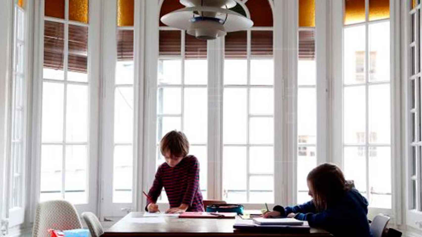 Dos niños estudian en casa en Barcelona durante la reclusión por la pandemia / EFE