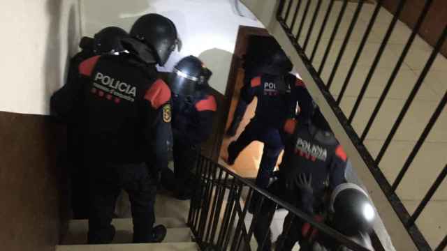 Agentes de Mossos d'Esquadra desplegados en el narcopiso del Eixample /