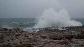 Una ola de más de dos metros rompiendo en un acantilado de la costa / EUROPA PRESS